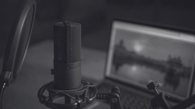 An set of microphone and laptop for a livestream event